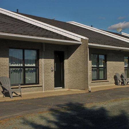 Motel Du Canton Valcourt Eksteriør bilde